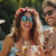 Paerchen mit sonnenbrillen in Badekleidung und Cocktails auf Party