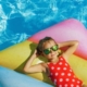 Kind auf Luftmatraze im Pool
