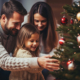 Familie am Weihnachtsbaum